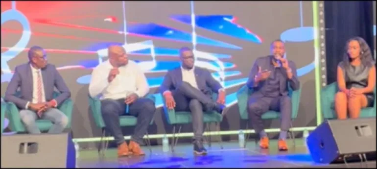 Patrick Lumpini et d'autres intervenants sur la scène du salon Business Africa