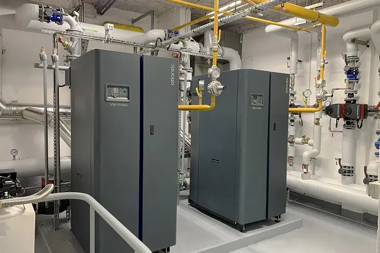 Deux chaudières à condensation Atlantic Varmax installées en chaufferie